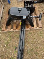 Rese 5th wheel hitch w/rails