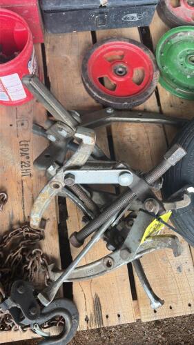 Gear pullers