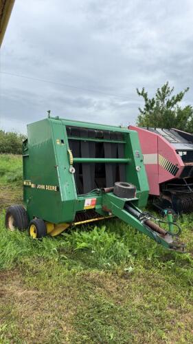 JD 375 round baler