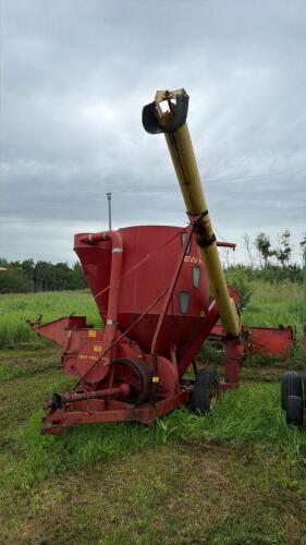 New Holland 352 mix mill