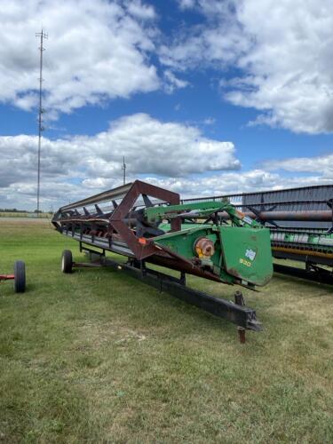 John Deere 930 header with batt reel (30&rsquo;) (trailer not included)