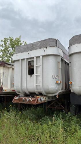 Tridem end dump trailer