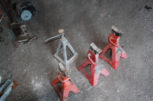 2 - 3 ton jack stands, 1 - 1 1/2 ton, 2 light duty