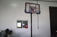 Freestanding adjustable basketball hoop