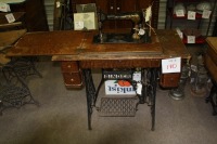singer sewing machine w/stand (complete) G-000685