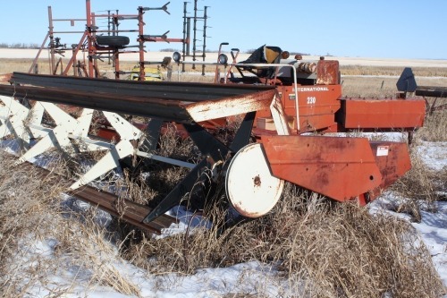 INTERNATIONAL 230 SP SWATHER