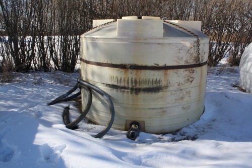 1200 GALLON POLY TANK