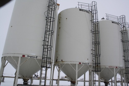 T2 - 1620 Weststeel fertilizer bin