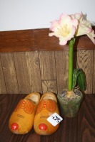 T54 - Wooden shoes, ornament easter lily