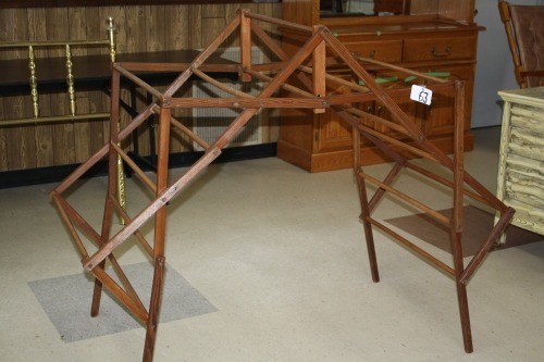 T63 - Wooden clothsrack