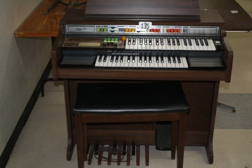T135-Vox 8430 electric organ