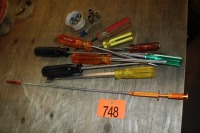 ASSORTMENT OF SCREWDRIVERS