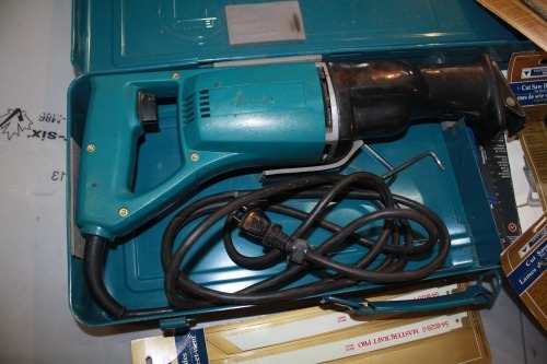 MAKITA RECIPROCATING SAW W/ 17 PACKS OF NEW BLADES